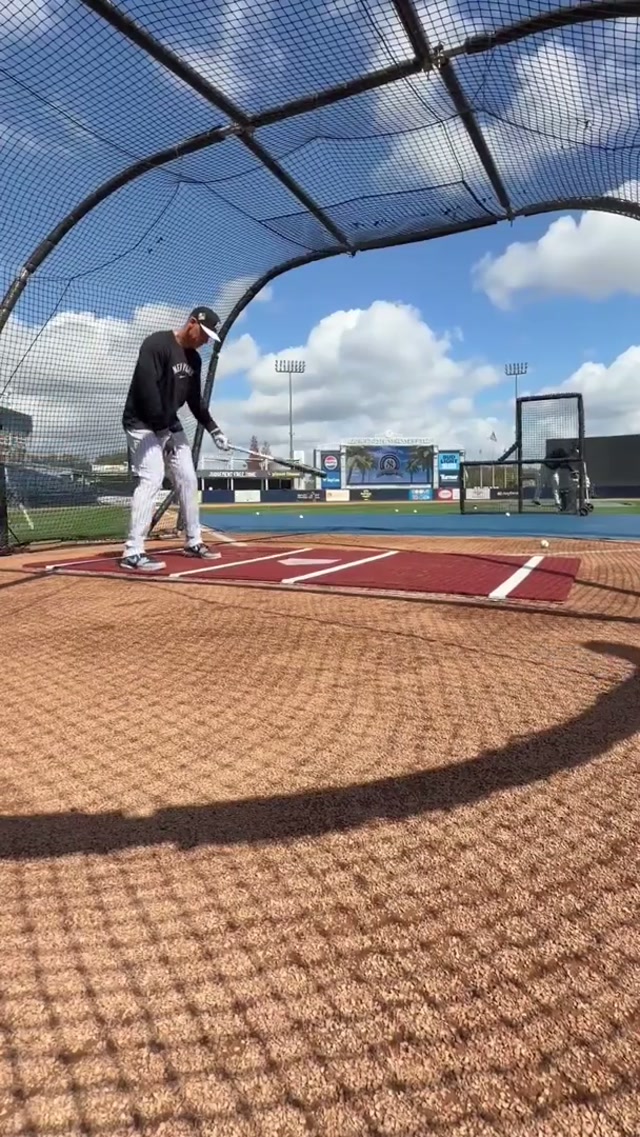 In the cage with the Captain 🫡 #yankees #mlb #baseball #aaronjudge #battingpractice 