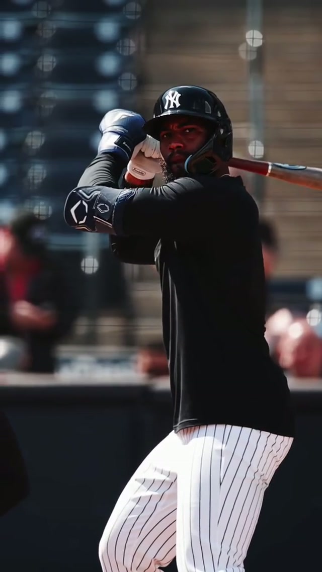 Will you accept this Rose? 🌹 #amedrosario #yankees #mlb #homerun #springtraining 