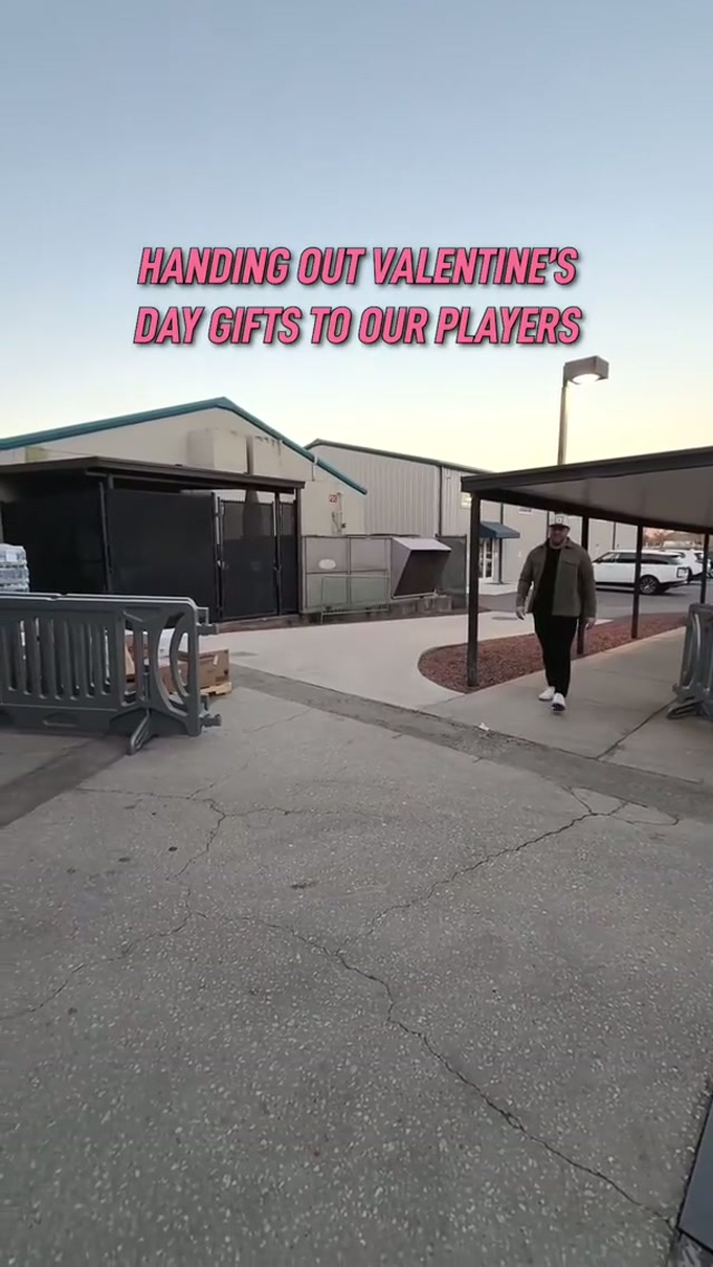 Giving out random gifts to our players for Valentine’s Day 😂💝 #qotd #valentinesday #baseball #funny 