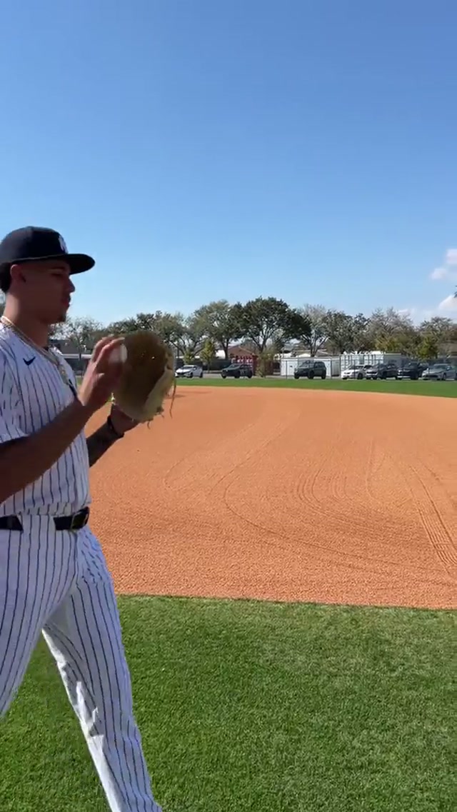 It’s “lah-GRAHN-heh” 

SOURCE: @Carlos Lagrange 🇩🇴 

#yankees #baseball #pronounciation #carloslagrange 