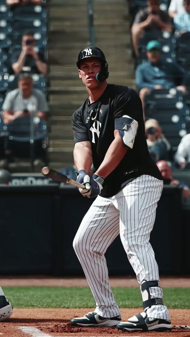 He can do this all day 🫡 #yankees #aaronjudge #springtraining 