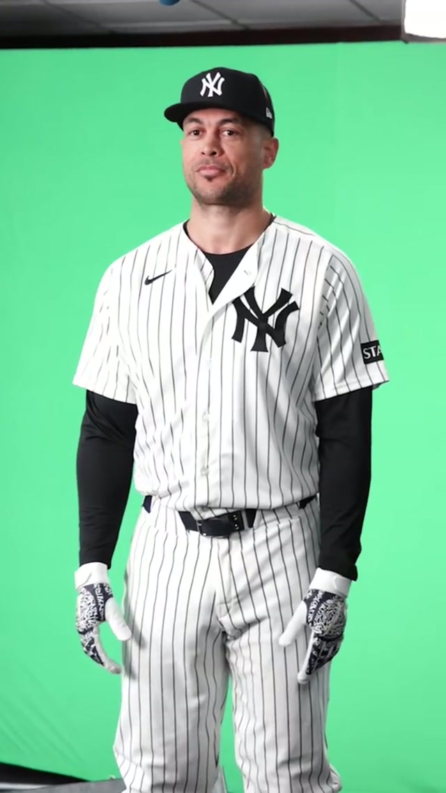 Say yes to Giancarlo Stanton 😌 #yankees #giancarlostanton #mediaday #micdup 