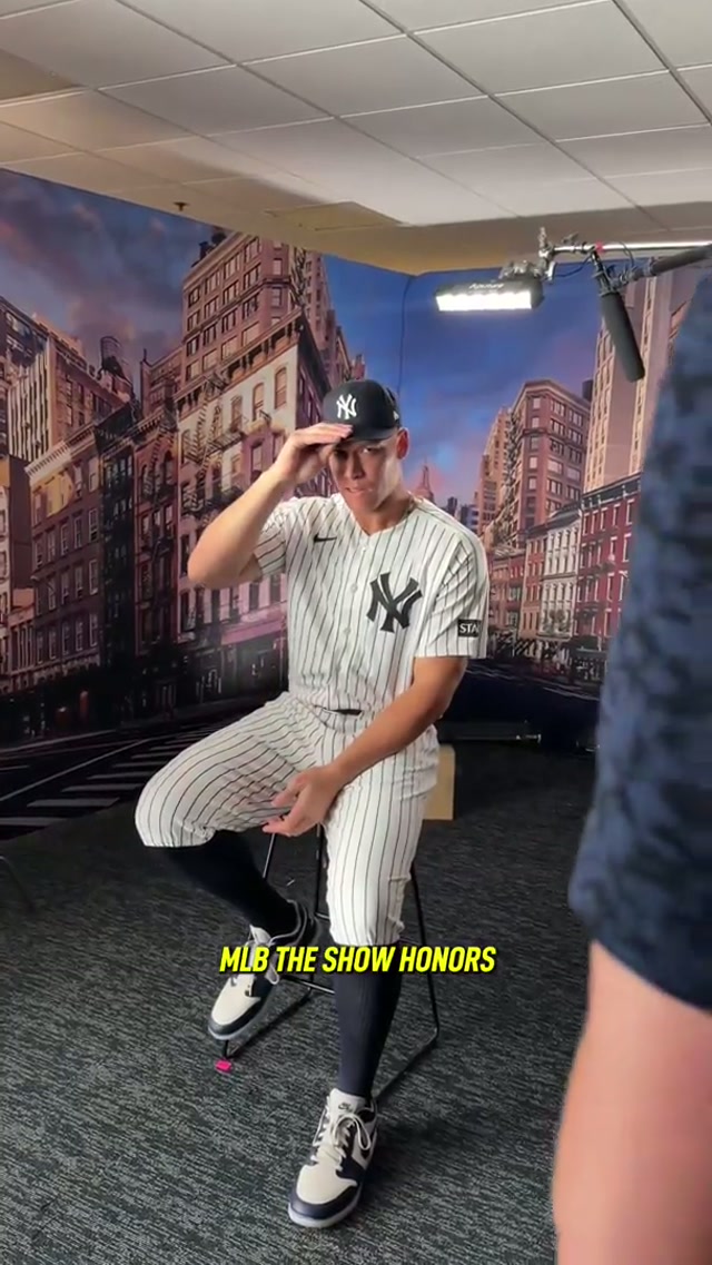 The cover star of @MLB The Show gets his Diamond Club award 💎

Congrats Cap! 👏 #mlbtheshow #aaronjudge #diamondclub 