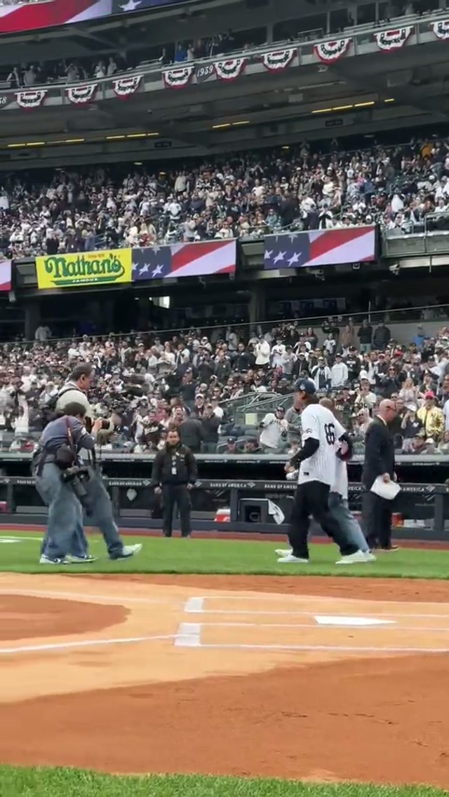 Thanks to @USA Hockey Olympic gold-medalists Aerin Frankel & Jack Hughes for throwing out today's ceremonial first pitches! #yankees #mlb #firstpitch #hockey #olympics 
