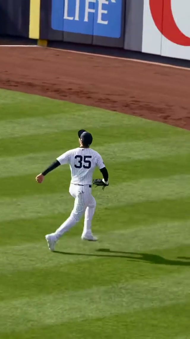 The most un-belli-vable catch 🤯 #yankees #codybellinger #mlb #catch #openingday 