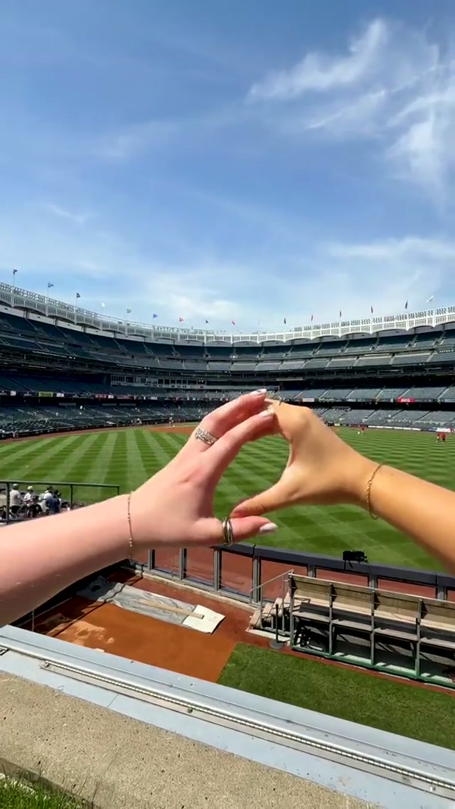 Beat the heat with our NEW No-Hitter Mocktail, available at all Yankee Stadium bar areas and social gathering locations 🍹😋

The No-Hitter Mocktail features a hibiscus blend, fresh pineapple, & ginger 🌺🍍🫚

#mocktail #yankeestadiyum #yankeestadium #yankees 