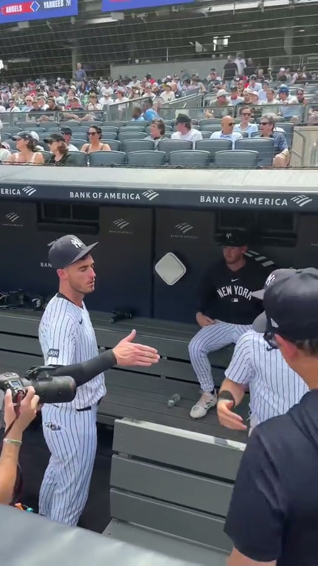 “You’re the greatest” 🗣️😂 #yankees #handshakes #benrice #codybellinger #aaronjudge 