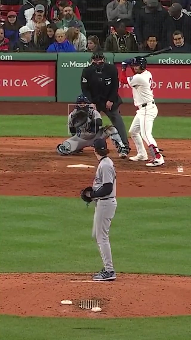 McHOW? 🤯 #yankees #mlb #ryanmcmahon #defense #catch 
