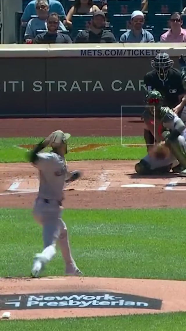 Spencer dives to make the catch 🙌 #yankees #spencerjones #baseball #subwayseries 
