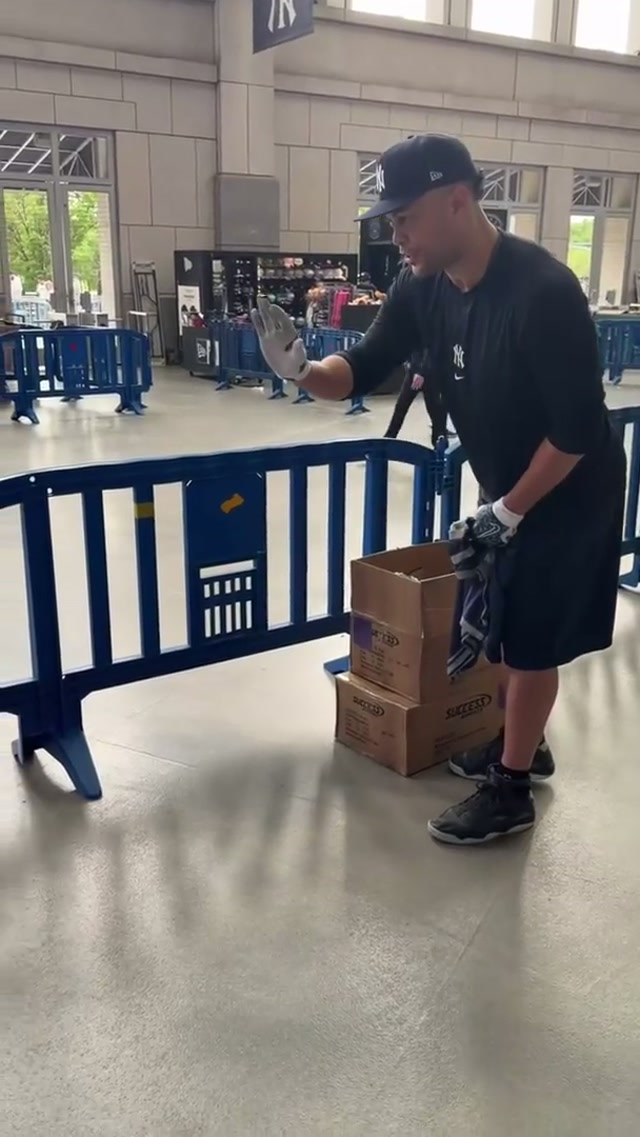 Giancarlo Stanton took some time to hand out his Basketball Jersey to fans before the game 🤝💙 #yankees #mlb #baseball #giancarlostanton #giveaway 