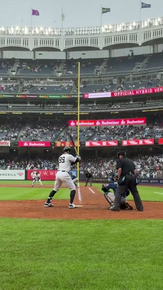 The Captain in the Clutch 🔥 #yankees #walkoff #aaronjudge #homerun 