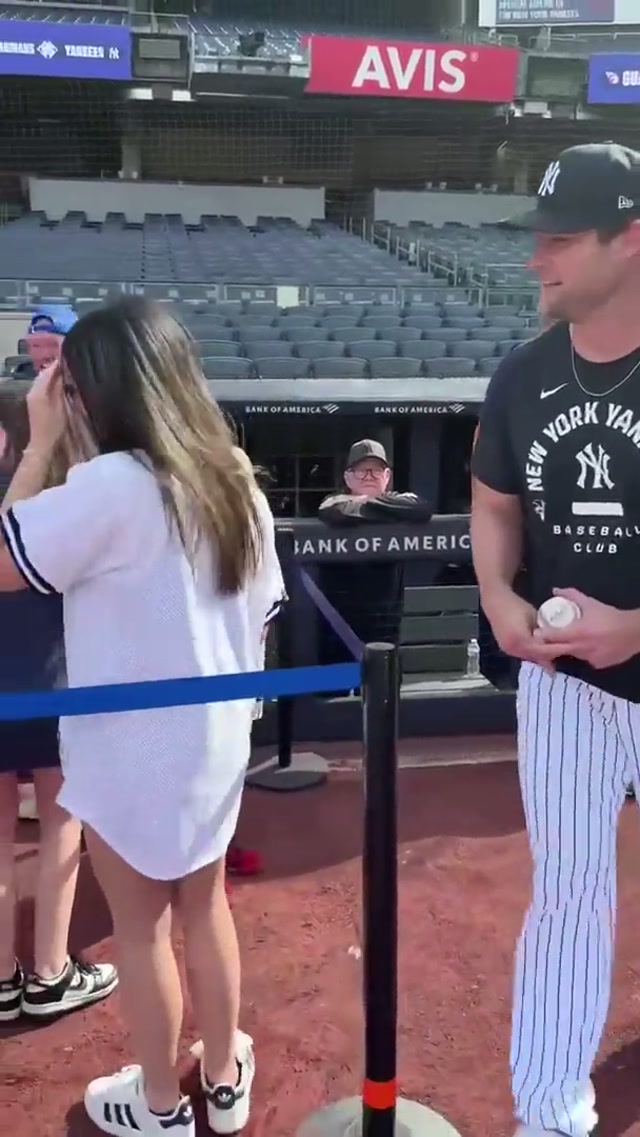 Gerrit Cole got the chance to catch up with representatives from 2023 HOPE Week Honoree Her ALS Story during BP this week! #yankees #yankeestadium #battingpractice #gerritcole  