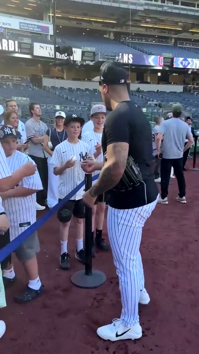 Learning how to throw Fernando’s splitter 📝👏 #yankees #battingpractice #fernandocruz #pitcher 