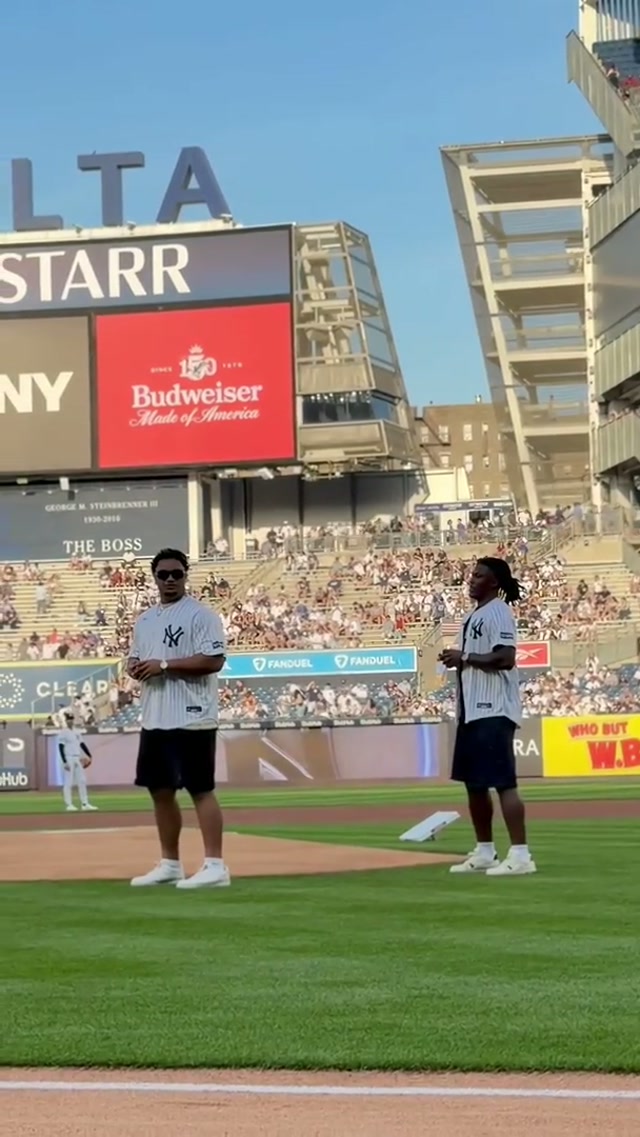 From the Gridiron to the Diamond 🏈⚾

Thanks to @New York Giants first round draft picks Arvell Reese and Francis “Sisi” Mauigoa for throwing out tonight's ceremonial first pitches 🙌