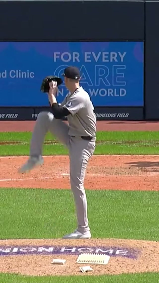Snared by McMahon to secure the sweep 🔒 #yankees #mlb #baseball #ryanmcmahon #defense 