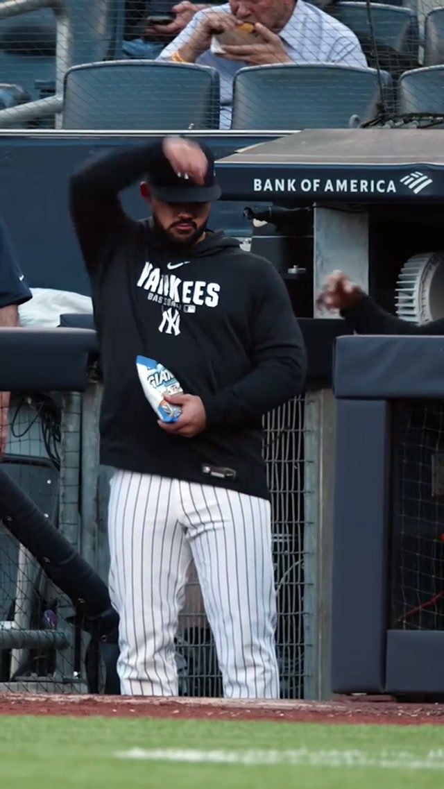 Martian 🤝 Sunflower Seeds 😂 #yankees #mlb #baseball #jassondominguez #micdup 