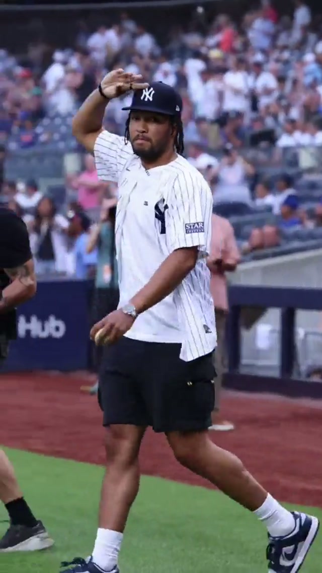 Start Spreading the News!! Congratulations, @New York Knicks! 🗽🗞️🏆 #jalenbrunson #knicks #firstpitch #yankees 