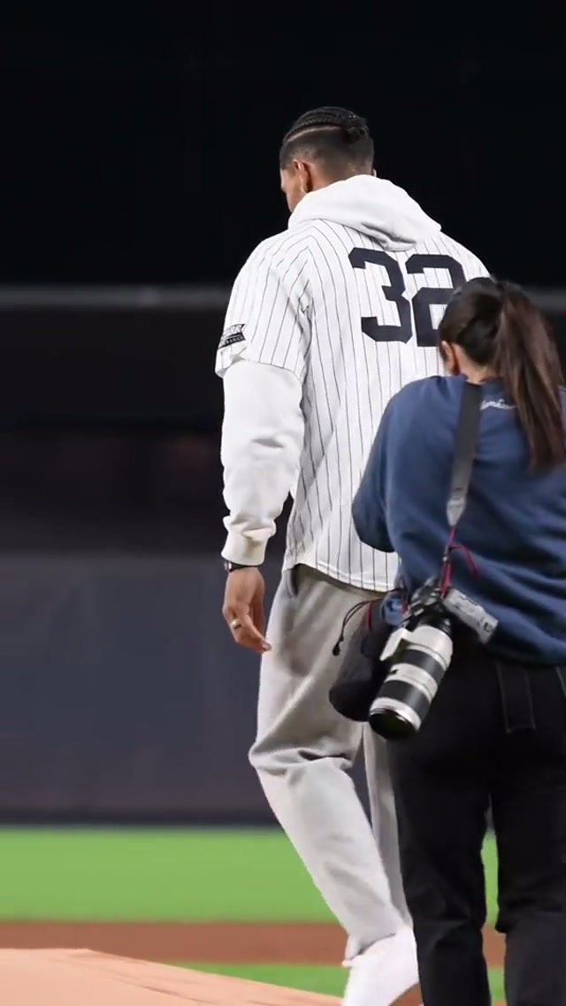 Throwback to when Josh Hart threw a strike for his ceremonial first pitch. Don’t miss @Josh Hart Bobblehead Night at Yankee Stadium on Friday, September 25 🔥

Hart of a Champion 💙

#knicks #joshhart #yankees @New York Knicks 