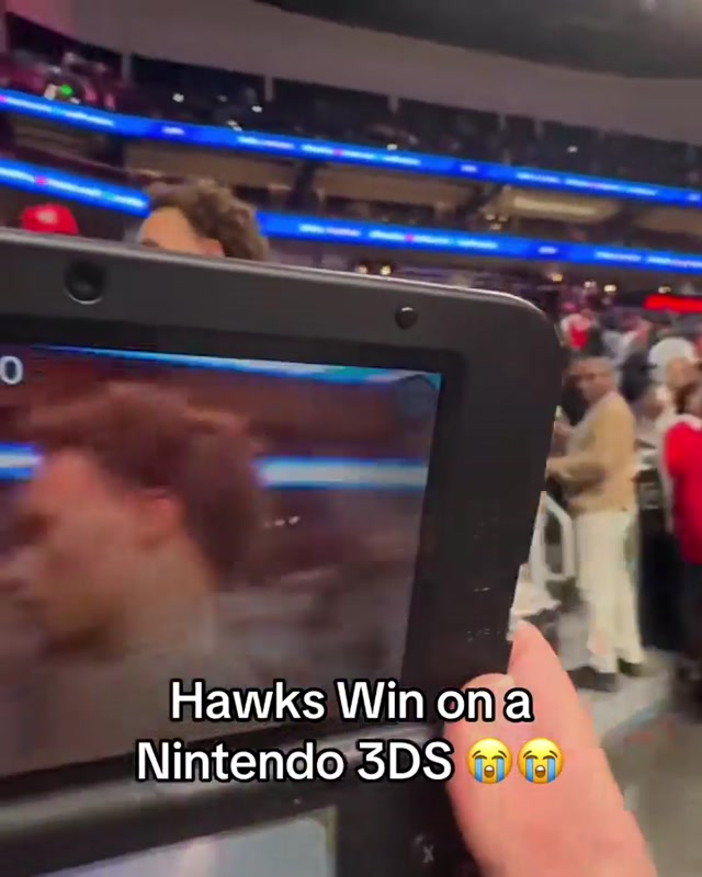 Really out here filming on a 3DS 😭 #nintendo3ds #atlantahawks #hawkswin 
