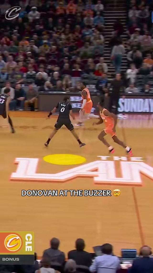 THE INSANE SPIDA MAN 🕷️ #cavs #buzzerbeater #donovanmitchell #spida 