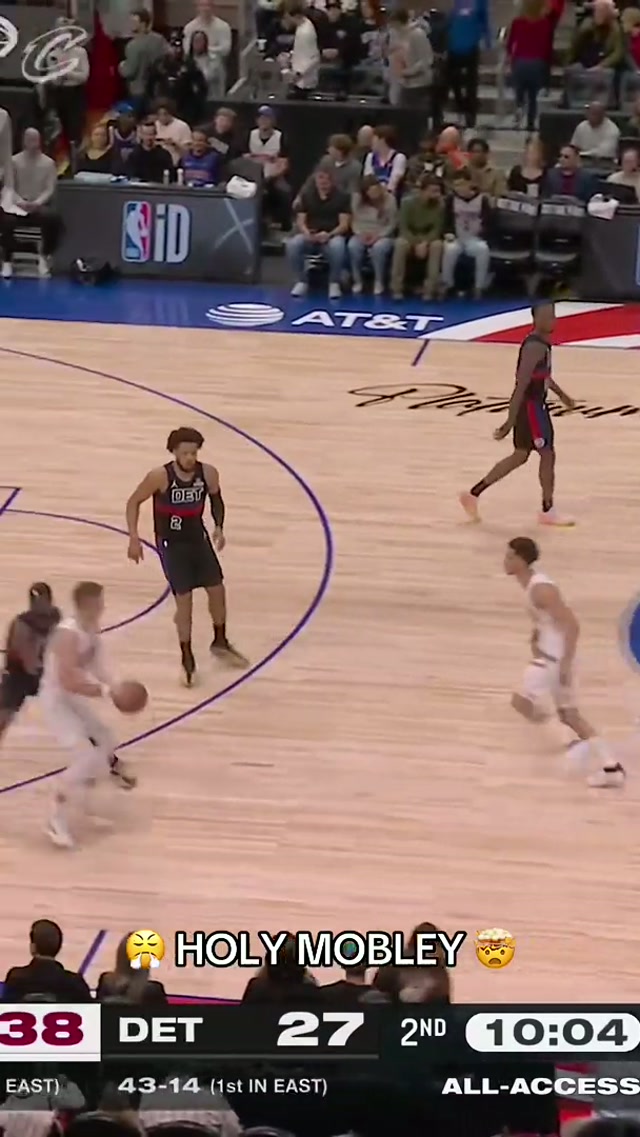 EV4’s putting on a show in downtown Detroit. #LetEmKnow #EvanMobley #NBA