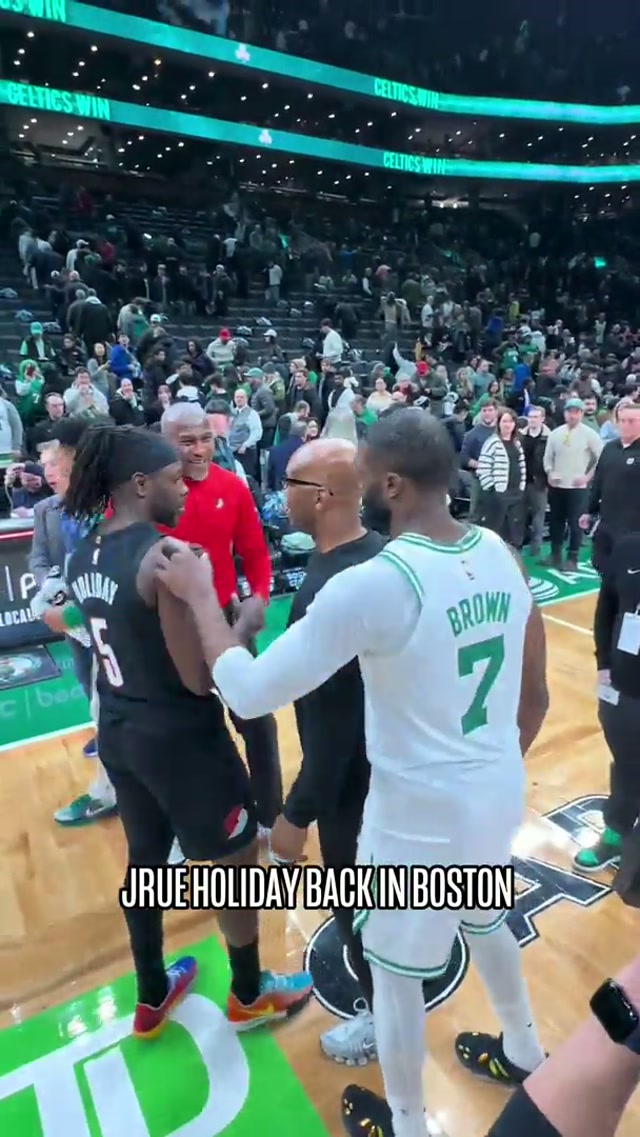 Checking to see if his muscles have grown 🤣💪

#jrueholiday #nba #celtics #bostonceltics 