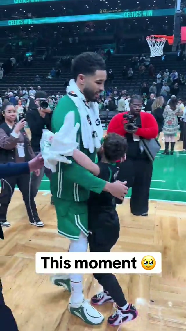 This moment with JT and his family postgame is EVERYTHING 💚

#celtics #nba #jaysontatum #hesback #fyp #deuce 