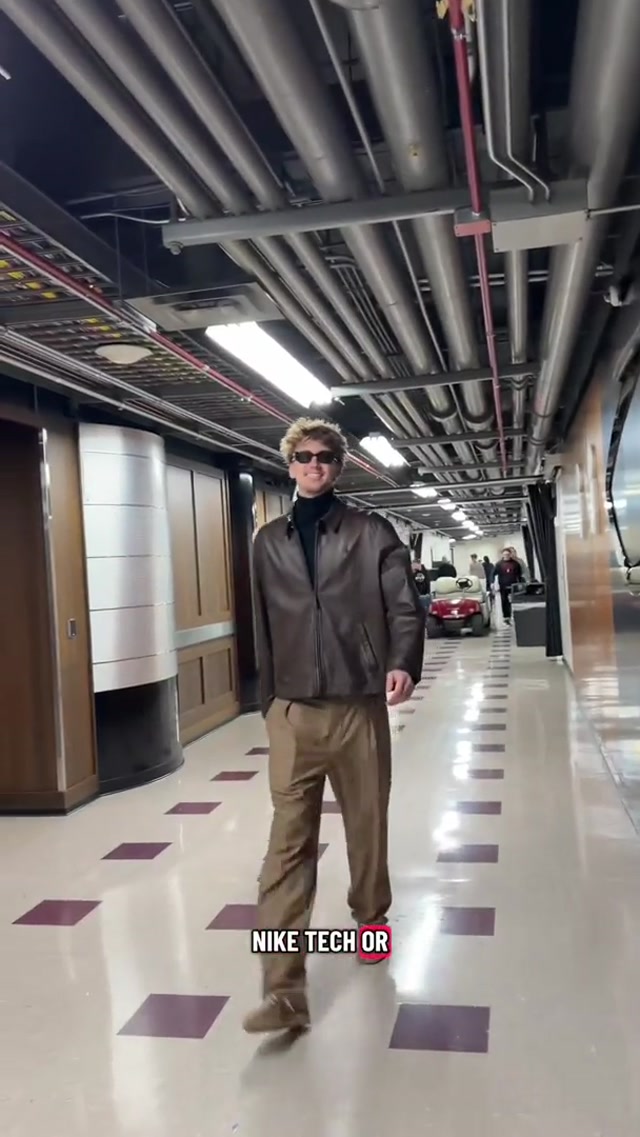 you going with the tech or quarter zip?! 👀👔 #quarterzip #niketech #debate #nba #chicagobulls 