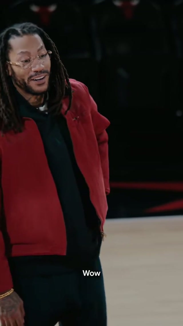 The moment Derrick Rose sees his banner for the first time, tonight it goes up in the rafters 🥹🌹 #derrickrose #banner #legend  #retirement #chicago 