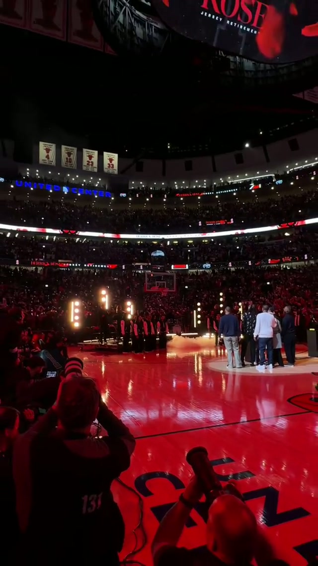 The moment Derrick Rose’s banner was officially retired 🌹 #derrickrose #banner #chicagobulls #retirement #nba