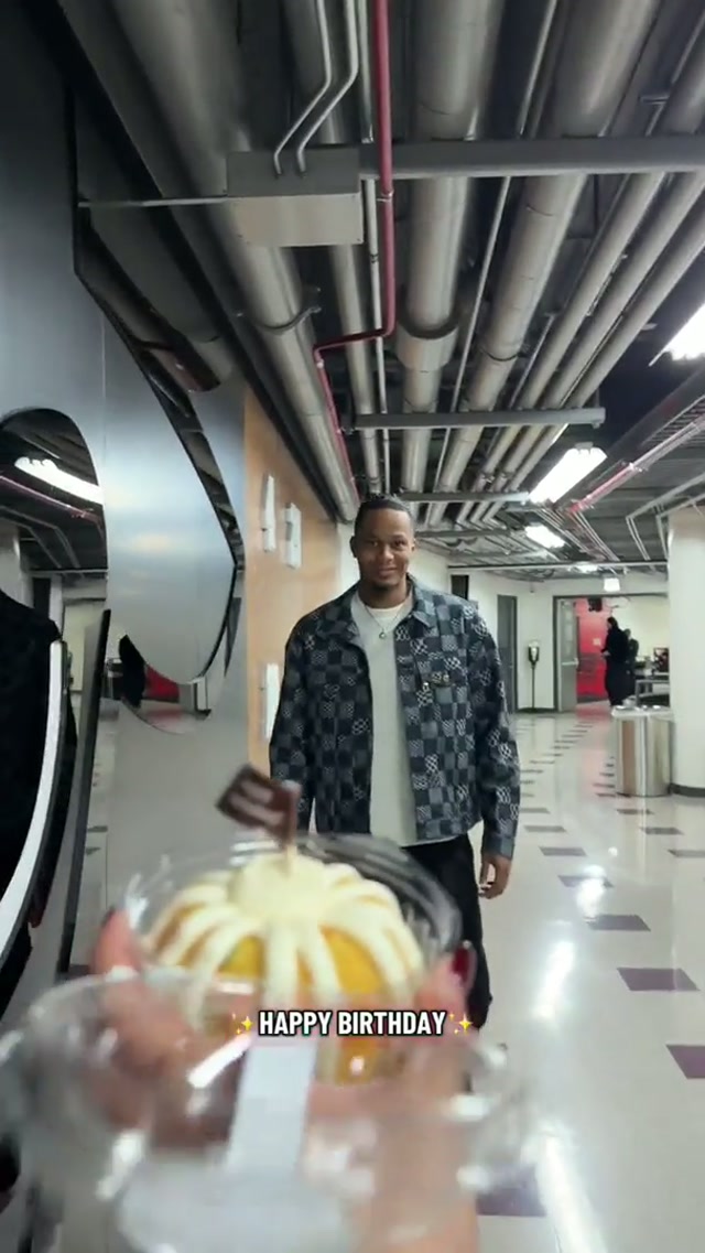 HAPPY BIRTHDAY ISAAC! 🥳🤍@isaacokoro #birthday #isaacokoro #chicagobulls #surprise #nba 