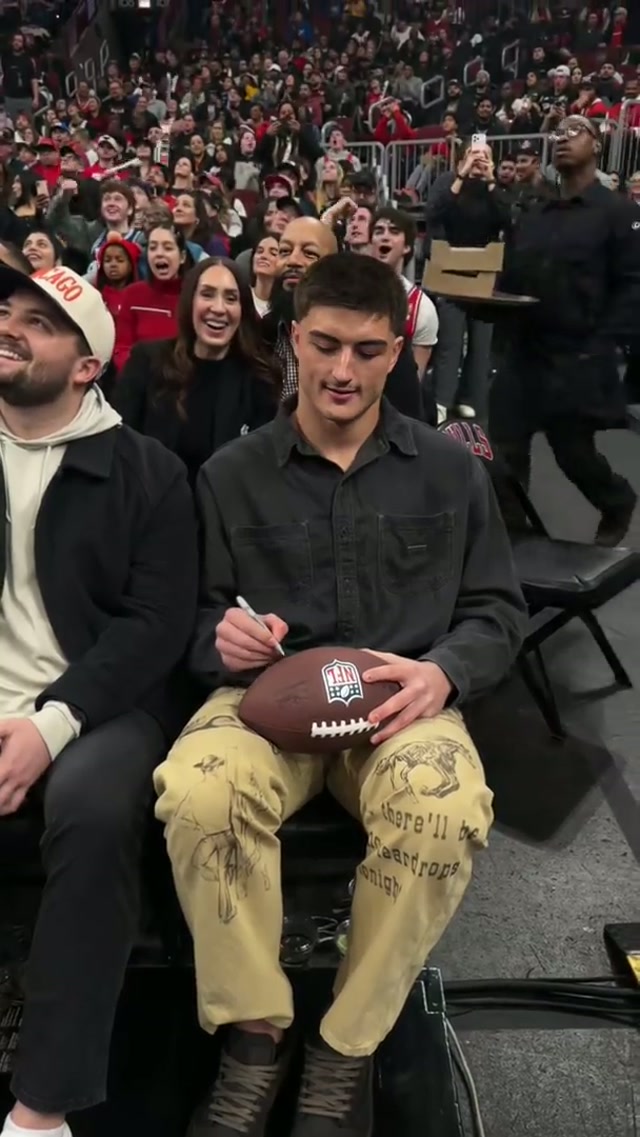 @Colston Loveland in da house 🙂‍↕️🔥 #colstonloveland #chicagobulls #chicagobears #nba #nfl 