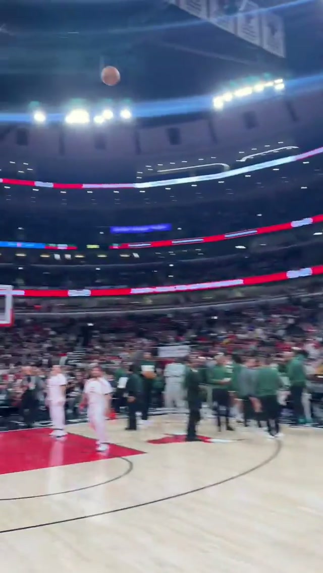 JESSER FROM HALF-COURT 🤯

Jesser’s half-court shot won $10K towards higher education for two Bulls Kid Nation All-Stars! #jesser #halfcourtshot #fans #nba #chicagobulls 