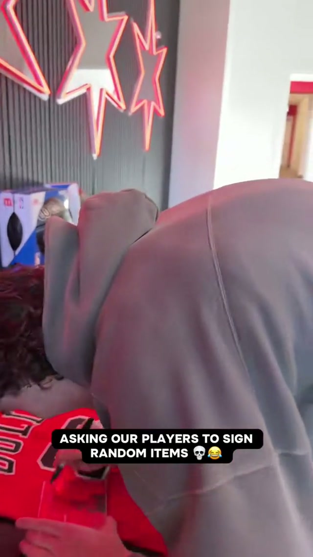 Who wants the spatula?! 👀😂 @Motorola US @JoshGiddey @Robert Dillingham @Tre Jones @isaacokoro @14 #prank #chicagobulls #signing #reaction #random 