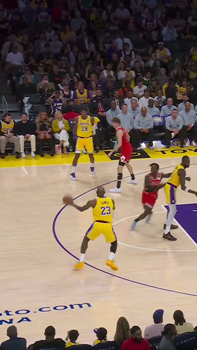 YUKI OFF THE BACKBOARD TO MATAS 🙂‍↕️😤 #yukikawamura #matasbuzelis #dunk #highlights #chicagobulls 