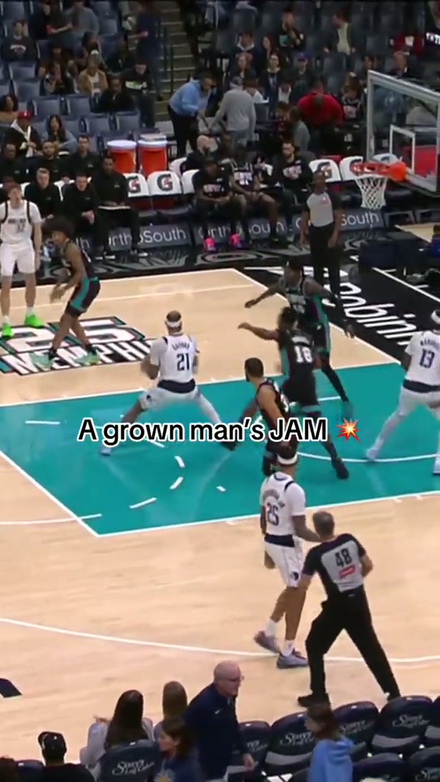 On ya head 💥 #dunk #posterdunk #nba #dallasmavericks 