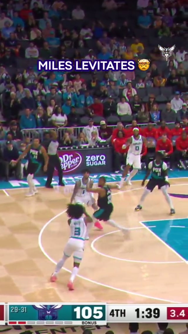 bridges timed this PERFECTLY 🤌 #charlottehornets #nba #milesbridges