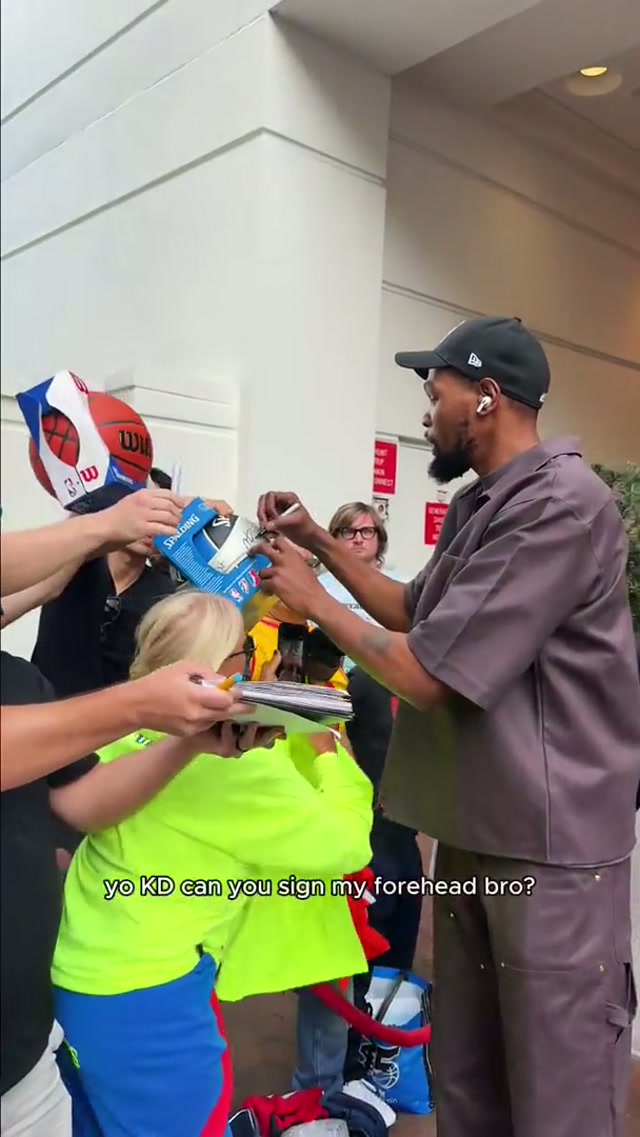 would you let KD sign your forehead?? 💀