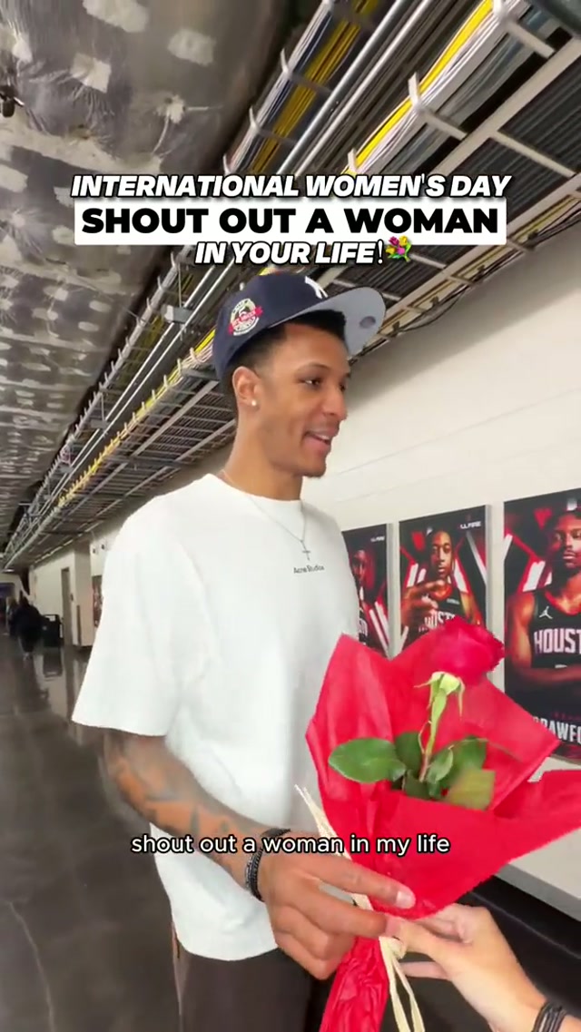 giving some well-deserved flowers 💐