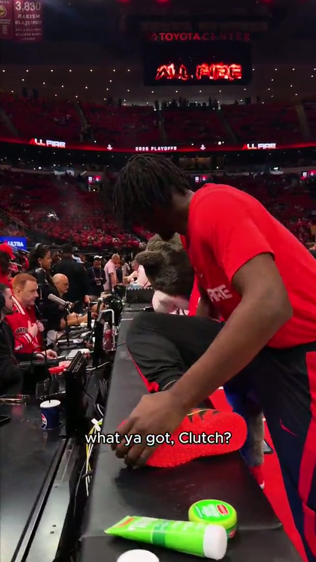 @Clutch The Bear 🤝 DFS 😂
#Playoffs #DorianFinneySmith #Rockets #NBA 