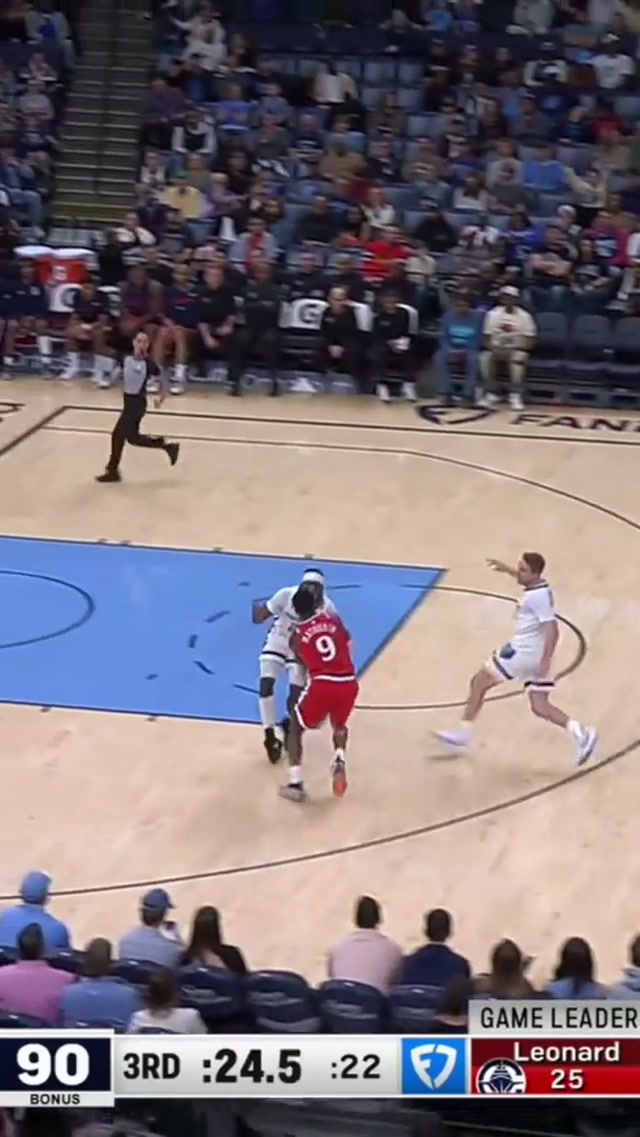 Benn splits ‘em for two! 😮‍💨 #nba #clippers #basketball #basketballtiktok #fyp 