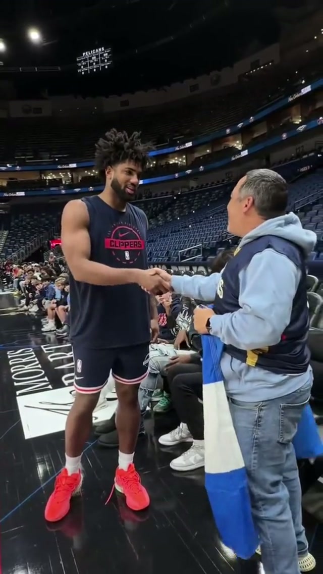 Special moment between Norchad Omier and a Nicaraguan fan in New Orleans 🇳🇮❤️ #nba #clippers #nicaragua🇳🇮 #basketball #basketballtiktok 