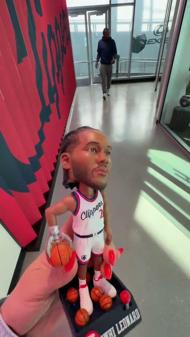 Squad approves of The Klaw Machine bobblehead! 🖐🏿🤣 #kawhileonard #nba #clippers #basketball #basketballtiktok 