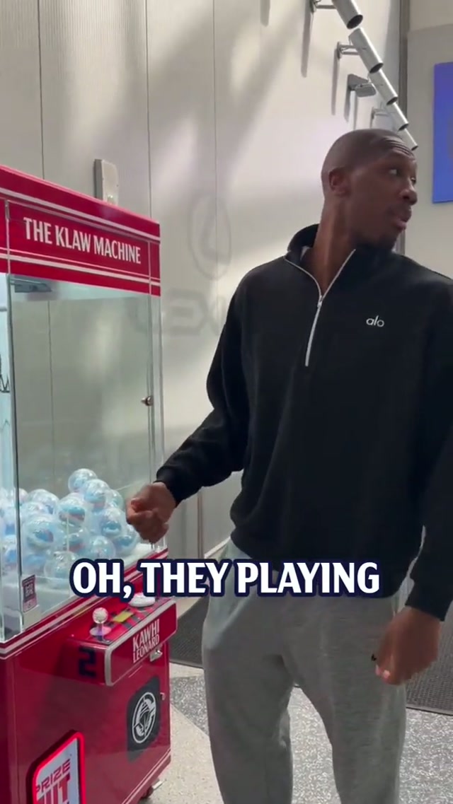 The guys had to play The Klaw Machine 😂🖐🏾 #clippers #nba #basketball #basketballtiktok #kawhileonard 