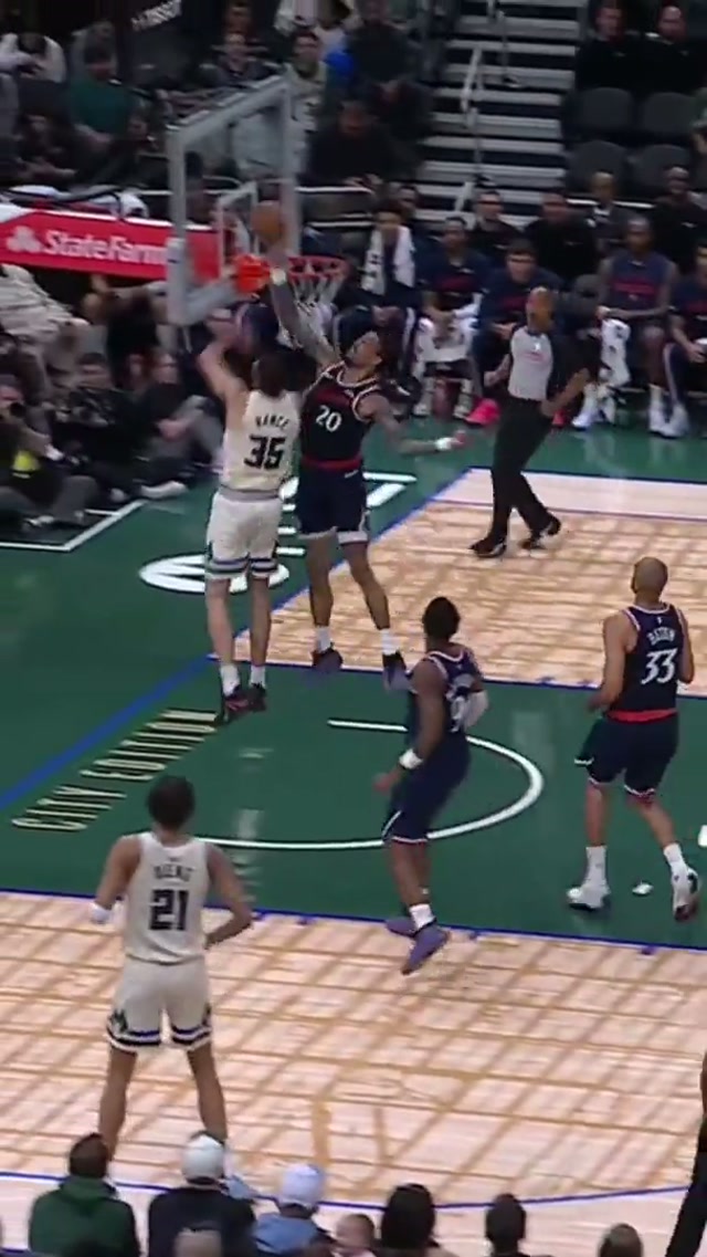JC outta nowhere with the block! 🚫 #nba #omg #basketball #basketballtiktok #clippers 