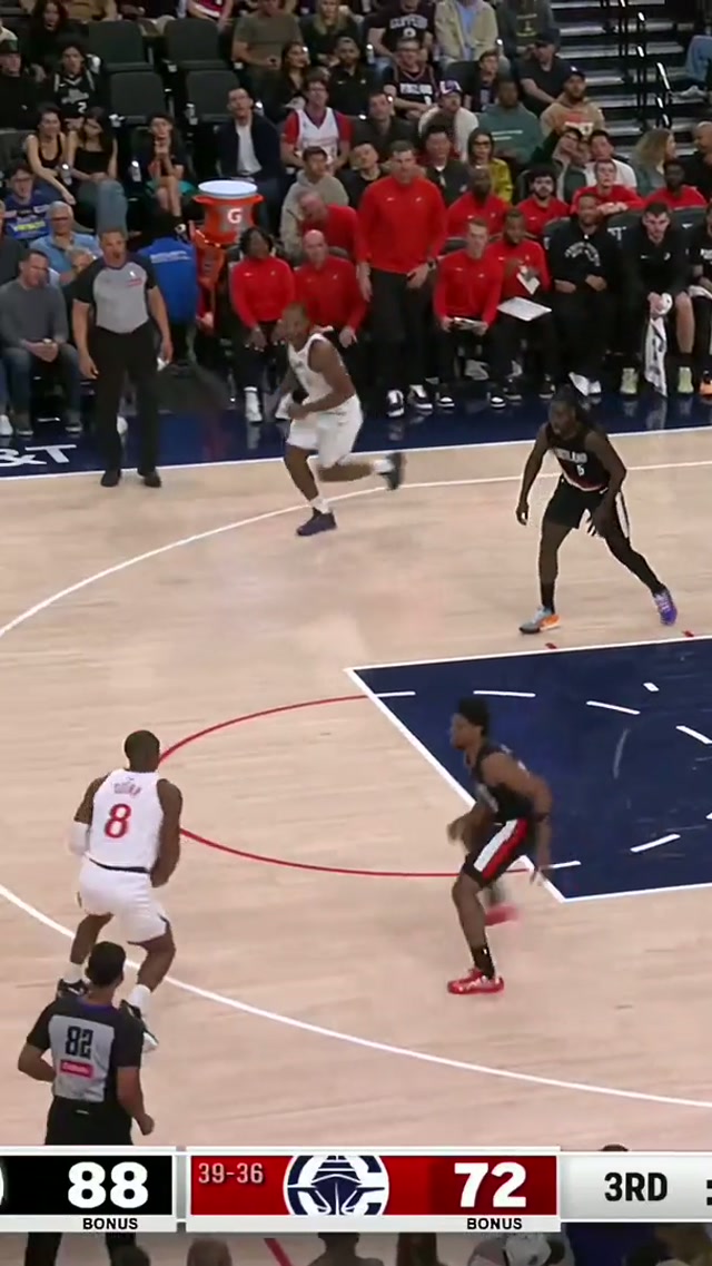 Dunn with the double wrap around! 🌪️🌪️ #basketballtiktok #basketball #nba #clippers #fyp 