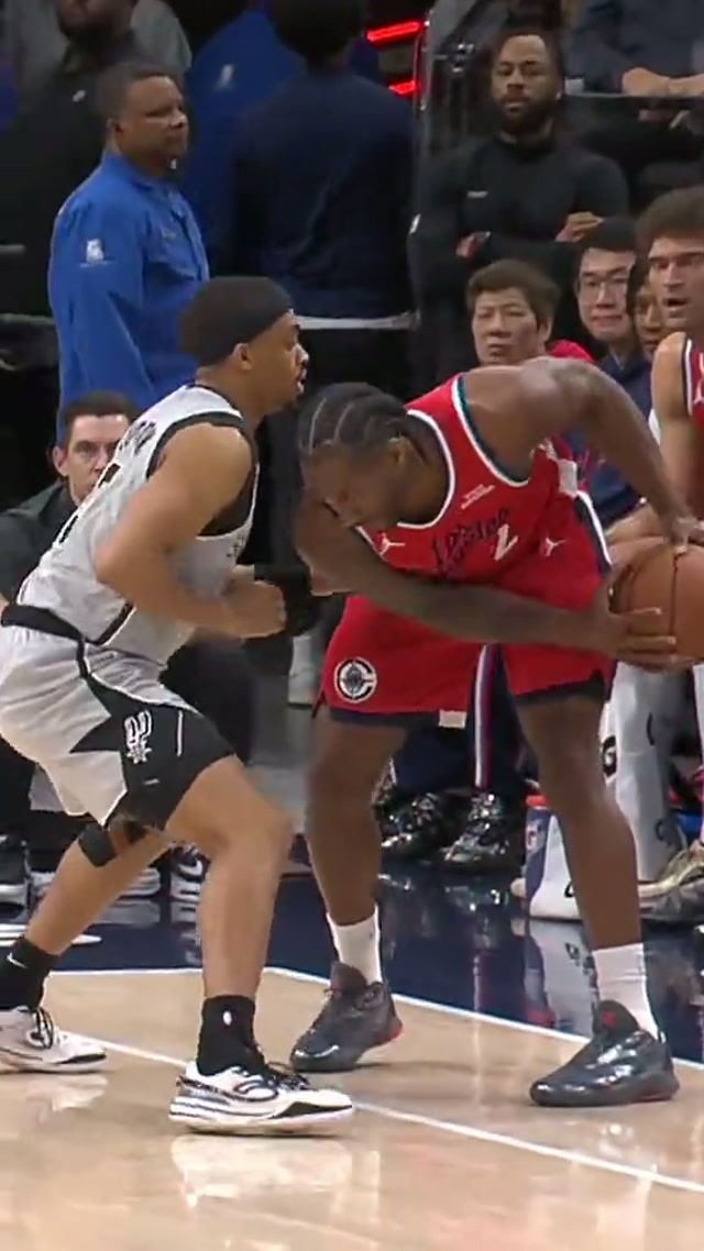 Kawhi said “heads up” WET BALL! 🖐🏾 #fyp #basketball #kawhileonard #clippers #nba 