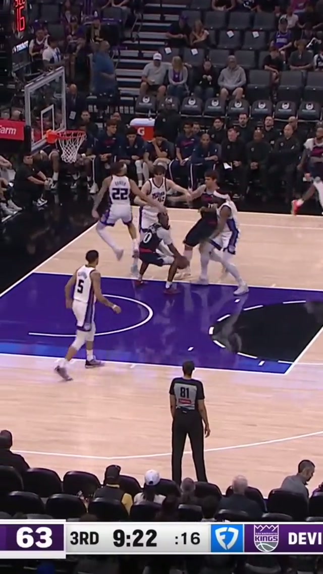 DG hit ‘emwith the wrap around! 🔄 #dariusgarland #nba #clippers #basketball #basketballtiktok 