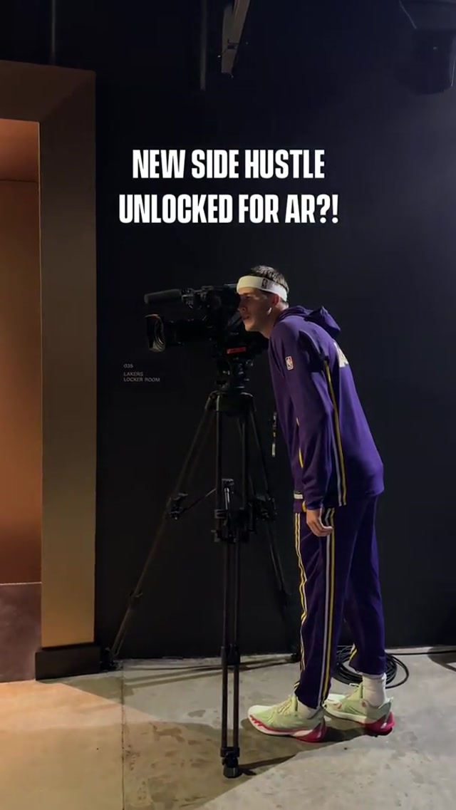 Bucket-getter, golfer, and… CAMERAMAN?! #lakers #austinreaves 