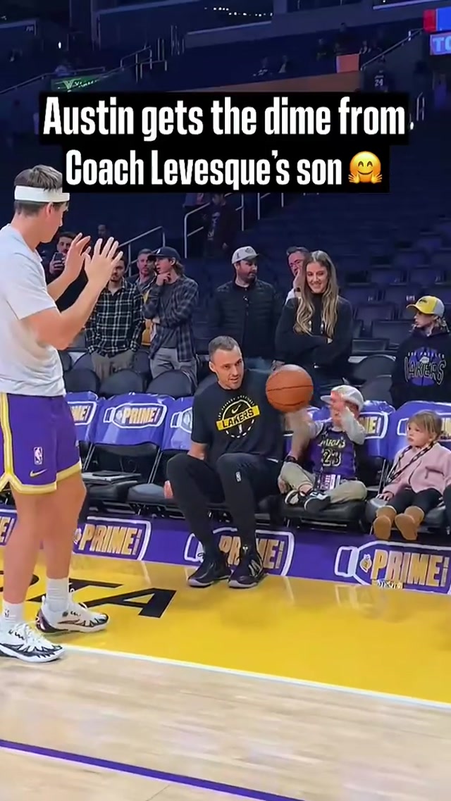 So wholesome, Austin #Lakers #NBA 